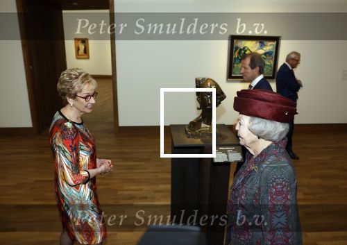 Laren 8 maart 2022
Prinses Beatrix opent een nieuwe gedeelte van het Singer museum in Laren . Prinses Beatrix arriveeert in haar nieuwe verlengde Audi A8 Hybride. prinses Beatrix wordt rond geleid door Els Blokker