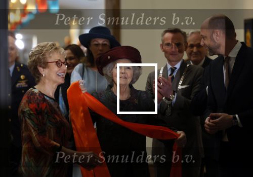 Laren 8 maart 2022
Prinses Beatrix opent een nieuwe gedeelte van het Singer museum in Laren . Prinses Beatrix arriveeert in haar nieuwe verlengde Audi A8 Hybride. prinses Beatrix wordt rond geleid door Els Blokker