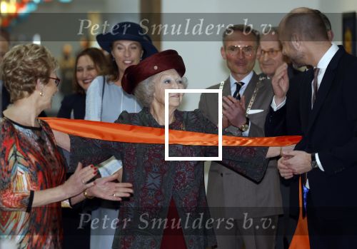 Laren 8 maart 2022
Prinses Beatrix opent een nieuwe gedeelte van het Singer museum in Laren . Prinses Beatrix arriveeert in haar nieuwe verlengde Audi A8 Hybride. prinses Beatrix wordt rond geleid door Els Blokker