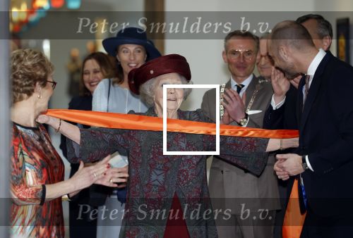 Laren 8 maart 2022
Prinses Beatrix opent een nieuwe gedeelte van het Singer museum in Laren . Prinses Beatrix arriveeert in haar nieuwe verlengde Audi A8 Hybride. prinses Beatrix wordt rond geleid door Els Blokker