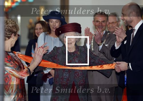 Laren 8 maart 2022
Prinses Beatrix opent een nieuwe gedeelte van het Singer museum in Laren . Prinses Beatrix arriveeert in haar nieuwe verlengde Audi A8 Hybride. prinses Beatrix wordt rond geleid door Els Blokker