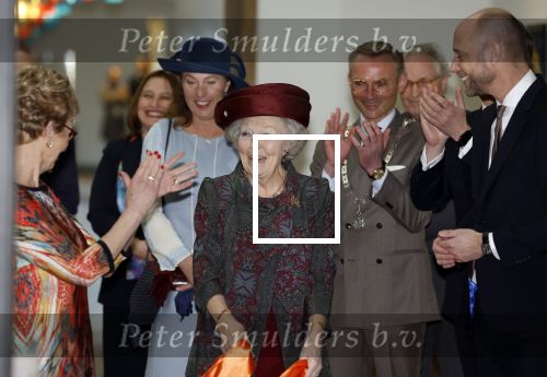 Laren 8 maart 2022
Prinses Beatrix opent een nieuwe gedeelte van het Singer museum in Laren . Prinses Beatrix arriveeert in haar nieuwe verlengde Audi A8 Hybride. prinses Beatrix wordt rond geleid door Els Blokker