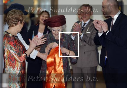 Laren 8 maart 2022
Prinses Beatrix opent een nieuwe gedeelte van het Singer museum in Laren . Prinses Beatrix arriveeert in haar nieuwe verlengde Audi A8 Hybride. prinses Beatrix wordt rond geleid door Els Blokker
