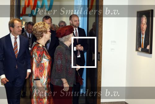 Laren 8 maart 2022
Prinses Beatrix opent een nieuwe gedeelte van het Singer museum in Laren . Prinses Beatrix arriveeert in haar nieuwe verlengde Audi A8 Hybride. prinses Beatrix wordt rond geleid door Els Blokker