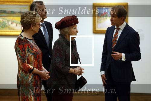 Laren 8 maart 2022
Prinses Beatrix opent een nieuwe gedeelte van het Singer museum in Laren . Prinses Beatrix arriveeert in haar nieuwe verlengde Audi A8 Hybride. prinses Beatrix wordt rond geleid door Els Blokker