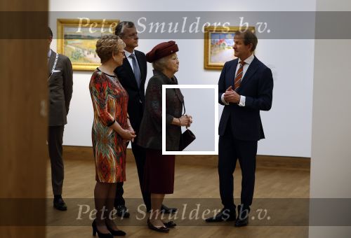 Laren 8 maart 2022
Prinses Beatrix opent een nieuwe gedeelte van het Singer museum in Laren . Prinses Beatrix arriveeert in haar nieuwe verlengde Audi A8 Hybride. prinses Beatrix wordt rond geleid door Els Blokker