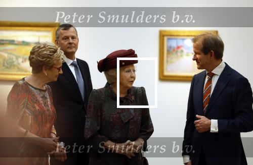 Laren 8 maart 2022
Prinses Beatrix opent een nieuwe gedeelte van het Singer museum in Laren . Prinses Beatrix arriveeert in haar nieuwe verlengde Audi A8 Hybride. prinses Beatrix wordt rond geleid door Els Blokker