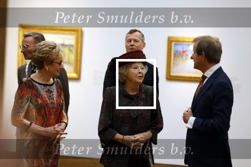 Laren 8 maart 2022
Prinses Beatrix opent een nieuwe gedeelte van het Singer museum in Laren . Prinses Beatrix arriveeert in haar nieuwe verlengde Audi A8 Hybride. prinses Beatrix wordt rond geleid door Els Blokker