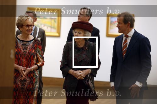 Laren 8 maart 2022
Prinses Beatrix opent een nieuwe gedeelte van het Singer museum in Laren . Prinses Beatrix arriveeert in haar nieuwe verlengde Audi A8 Hybride. prinses Beatrix wordt rond geleid door Els Blokker