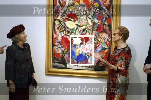 Laren 8 maart 2022
Prinses Beatrix opent een nieuwe gedeelte van het Singer museum in Laren . Prinses Beatrix arriveeert in haar nieuwe verlengde Audi A8 Hybride. prinses Beatrix wordt rond geleid door Els Blokker