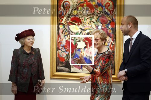 Laren 8 maart 2022
Prinses Beatrix opent een nieuwe gedeelte van het Singer museum in Laren . Prinses Beatrix arriveeert in haar nieuwe verlengde Audi A8 Hybride. prinses Beatrix wordt rond geleid door Els Blokker