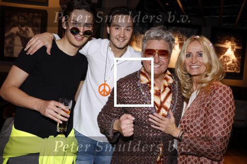 Amsterdam 4 april 2022
Presentatie toppers in de arena.
Aanwezig oa Jan Smit Jeroen v d Boom  en Rene Froger.
Natasja Froger was er ook samen met haar zoons Maxim en Didier . Ook hun kleindochter was aanwezig .