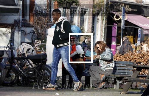 Amsterdam 5 maart 2022
Glennis Grace met de baby van Nienke Plas op de cornelis schuytstraat. Resley Stjeward