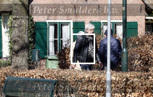 Laren 2 april 2023
Ad Visser loopt naar zijn huis / appartement in het centrum van Laren .