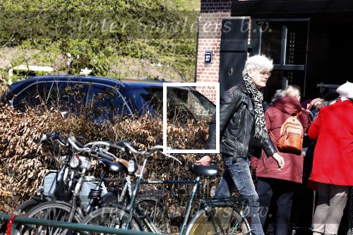 Laren 2 april 2023
Ad Visser loopt naar zijn huis / appartement in het centrum van Laren .