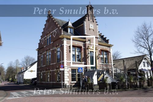 Laren 2 april 2023
Ad Visser loopt naar zijn huis / appartement in het centrum van Laren .