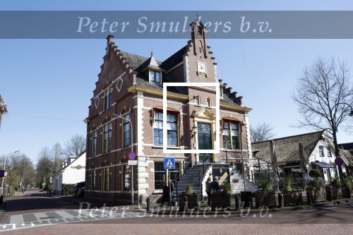 Laren 2 april 2023
Ad Visser loopt naar zijn huis / appartement in het centrum van Laren .
