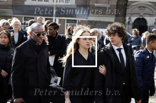 Amsterdam 15 april 2023
Herdenkingstdienst vooraf aan de begrafenis van Huub Oosterhuis in de Westertoren . Daarna gingen ze met de boot naar begraafplaats Zorgvlied.
Aanwezig oa Trijntje Oosterhuis met kinderen en partner Alvin Lewis , Tjeerd Oosterhuis en vrouw Edsilia Rombley met kinderen en moeder en de partner van Huub Oosterhuis