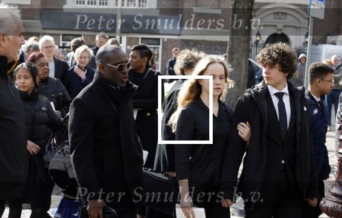 Amsterdam 15 april 2023
Herdenkingstdienst vooraf aan de begrafenis van Huub Oosterhuis in de Westertoren . Daarna gingen ze met de boot naar begraafplaats Zorgvlied.
Aanwezig oa Trijntje Oosterhuis met kinderen en partner Alvin Lewis , Tjeerd Oosterhuis en vrouw Edsilia Rombley met kinderen en moeder en de partner van Huub Oosterhuis