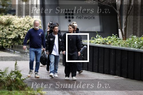 Hilversum 6 april 2023
Andre Hazes verlaat het pand van talpa/radio538 met Djarno Hofland Riccardo Klaverdijk Jaap Hilhorst en documentairemaakster Cheeru Mampaey.
Hij staat Aran Bade van RTL Boulevard te woord.