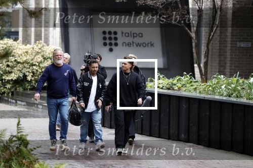 Hilversum 6 april 2023
Andre Hazes verlaat het pand van talpa/radio538 met Djarno Hofland Riccardo Klaverdijk Jaap Hilhorst en documentairemaakster Cheeru Mampaey.
Hij staat Aran Bade van RTL Boulevard te woord.