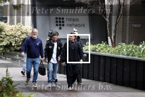 Hilversum 6 april 2023
Andre Hazes verlaat het pand van talpa/radio538 met Djarno Hofland Riccardo Klaverdijk Jaap Hilhorst en documentairemaakster Cheeru Mampaey.
Hij staat Aran Bade van RTL Boulevard te woord.