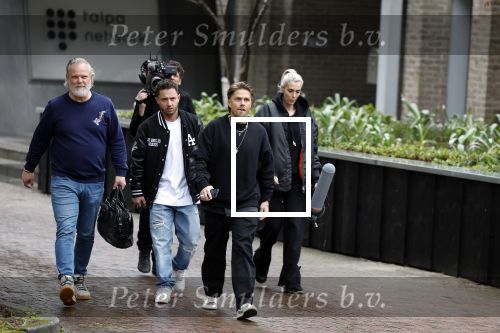 Hilversum 6 april 2023
Andre Hazes verlaat het pand van talpa/radio538 met Djarno Hofland Riccardo Klaverdijk Jaap Hilhorst en documentairemaakster Cheeru Mampaey.
Hij staat Aran Bade van RTL Boulevard te woord.