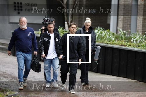 Hilversum 6 april 2023
Andre Hazes verlaat het pand van talpa/radio538 met Djarno Hofland Riccardo Klaverdijk Jaap Hilhorst en documentairemaakster Cheeru Mampaey.
Hij staat Aran Bade van RTL Boulevard te woord.
