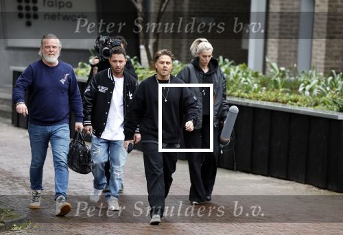 Hilversum 6 april 2023
Andre Hazes verlaat het pand van talpa/radio538 met Djarno Hofland Riccardo Klaverdijk Jaap Hilhorst en documentairemaakster Cheeru Mampaey.
Hij staat Aran Bade van RTL Boulevard te woord.