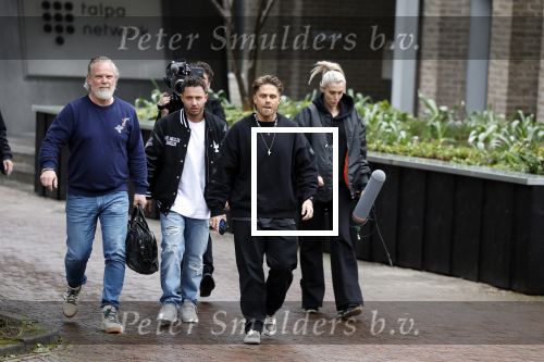 Hilversum 6 april 2023
Andre Hazes verlaat het pand van talpa/radio538 met Djarno Hofland Riccardo Klaverdijk Jaap Hilhorst en documentairemaakster Cheeru Mampaey.
Hij staat Aran Bade van RTL Boulevard te woord.