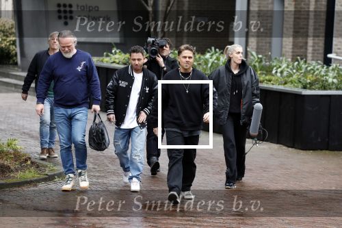 Hilversum 6 april 2023
Andre Hazes verlaat het pand van talpa/radio538 met Djarno Hofland Riccardo Klaverdijk Jaap Hilhorst en documentairemaakster Cheeru Mampaey.
Hij staat Aran Bade van RTL Boulevard te woord.