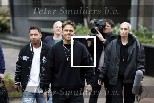 Hilversum 6 april 2023
Andre Hazes verlaat het pand van talpa/radio538 met Djarno Hofland Riccardo Klaverdijk Jaap Hilhorst en documentairemaakster Cheeru Mampaey.
Hij staat Aran Bade van RTL Boulevard te woord.