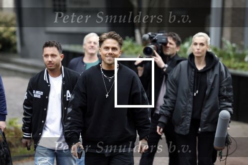 Hilversum 6 april 2023
Andre Hazes verlaat het pand van talpa/radio538 met Djarno Hofland Riccardo Klaverdijk Jaap Hilhorst en documentairemaakster Cheeru Mampaey.
Hij staat Aran Bade van RTL Boulevard te woord.