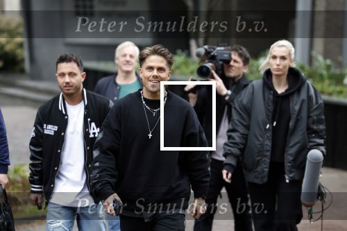 Hilversum 6 april 2023
Andre Hazes verlaat het pand van talpa/radio538 met Djarno Hofland Riccardo Klaverdijk Jaap Hilhorst en documentairemaakster Cheeru Mampaey.
Hij staat Aran Bade van RTL Boulevard te woord.