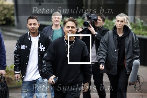 Hilversum 6 april 2023
Andre Hazes verlaat het pand van talpa/radio538 met Djarno Hofland Riccardo Klaverdijk Jaap Hilhorst en documentairemaakster Cheeru Mampaey.
Hij staat Aran Bade van RTL Boulevard te woord.
