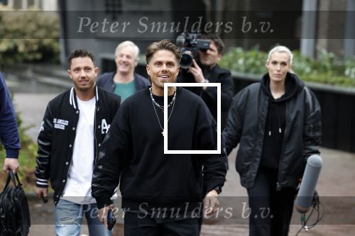 Hilversum 6 april 2023
Andre Hazes verlaat het pand van talpa/radio538 met Djarno Hofland Riccardo Klaverdijk Jaap Hilhorst en documentairemaakster Cheeru Mampaey.
Hij staat Aran Bade van RTL Boulevard te woord.
