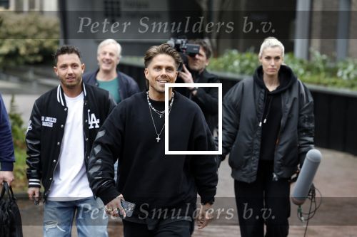 Hilversum 6 april 2023
Andre Hazes verlaat het pand van talpa/radio538 met Djarno Hofland Riccardo Klaverdijk Jaap Hilhorst en documentairemaakster Cheeru Mampaey.
Hij staat Aran Bade van RTL Boulevard te woord.