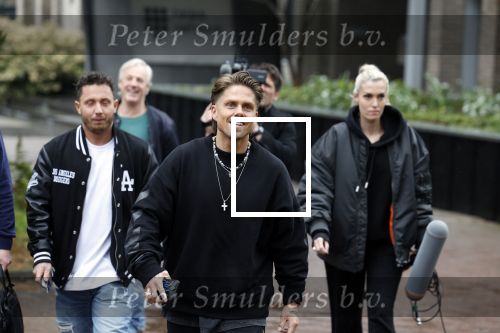Hilversum 6 april 2023
Andre Hazes verlaat het pand van talpa/radio538 met Djarno Hofland Riccardo Klaverdijk Jaap Hilhorst en documentairemaakster Cheeru Mampaey.
Hij staat Aran Bade van RTL Boulevard te woord.