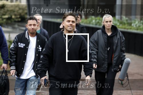 Hilversum 6 april 2023
Andre Hazes verlaat het pand van talpa/radio538 met Djarno Hofland Riccardo Klaverdijk Jaap Hilhorst en documentairemaakster Cheeru Mampaey.
Hij staat Aran Bade van RTL Boulevard te woord.
