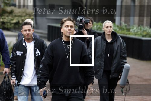 Hilversum 6 april 2023
Andre Hazes verlaat het pand van talpa/radio538 met Djarno Hofland Riccardo Klaverdijk Jaap Hilhorst en documentairemaakster Cheeru Mampaey.
Hij staat Aran Bade van RTL Boulevard te woord.