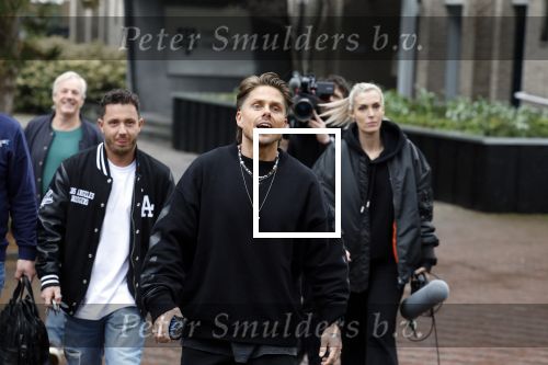 Hilversum 6 april 2023
Andre Hazes verlaat het pand van talpa/radio538 met Djarno Hofland Riccardo Klaverdijk Jaap Hilhorst en documentairemaakster Cheeru Mampaey.
Hij staat Aran Bade van RTL Boulevard te woord.