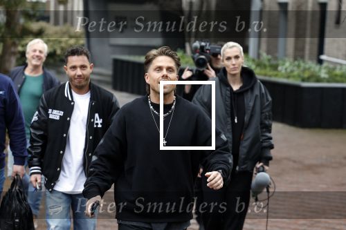 Hilversum 6 april 2023
Andre Hazes verlaat het pand van talpa/radio538 met Djarno Hofland Riccardo Klaverdijk Jaap Hilhorst en documentairemaakster Cheeru Mampaey.
Hij staat Aran Bade van RTL Boulevard te woord.