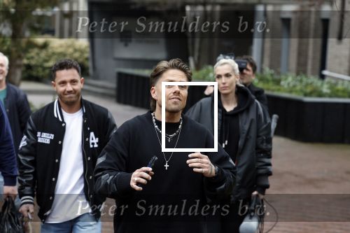 Hilversum 6 april 2023
Andre Hazes verlaat het pand van talpa/radio538 met Djarno Hofland Riccardo Klaverdijk Jaap Hilhorst en documentairemaakster Cheeru Mampaey.
Hij staat Aran Bade van RTL Boulevard te woord.