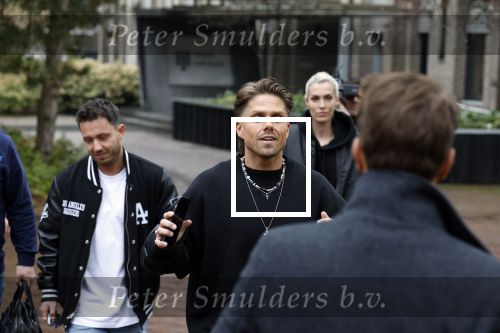 Hilversum 6 april 2023
Andre Hazes verlaat het pand van talpa/radio538 met Djarno Hofland Riccardo Klaverdijk Jaap Hilhorst en documentairemaakster Cheeru Mampaey.
Hij staat Aran Bade van RTL Boulevard te woord.