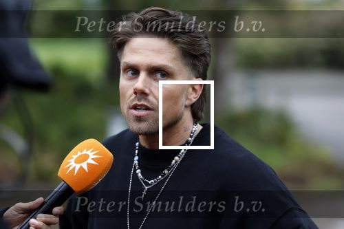 Hilversum 6 april 2023
Andre Hazes verlaat het pand van talpa/radio538 met Djarno Hofland Riccardo Klaverdijk Jaap Hilhorst en documentairemaakster Cheeru Mampaey.
Hij staat Aran Bade van RTL Boulevard te woord.