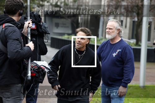 Hilversum 6 april 2023
Andre Hazes verlaat het pand van talpa/radio538 met Djarno Hofland Riccardo Klaverdijk Jaap Hilhorst en documentairemaakster Cheeru Mampaey.
Hij staat Aran Bade van RTL Boulevard te woord.