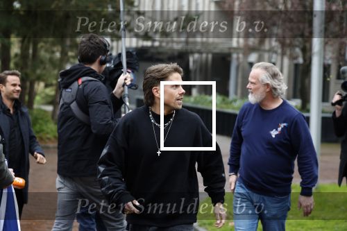Hilversum 6 april 2023
Andre Hazes verlaat het pand van talpa/radio538 met Djarno Hofland Riccardo Klaverdijk Jaap Hilhorst en documentairemaakster Cheeru Mampaey.
Hij staat Aran Bade van RTL Boulevard te woord.
