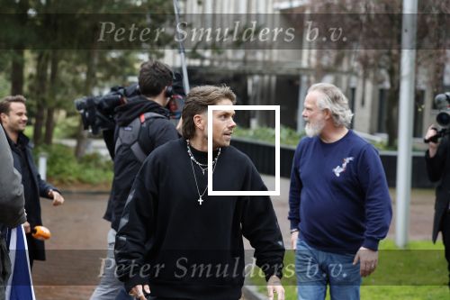 Hilversum 6 april 2023
Andre Hazes verlaat het pand van talpa/radio538 met Djarno Hofland Riccardo Klaverdijk Jaap Hilhorst en documentairemaakster Cheeru Mampaey.
Hij staat Aran Bade van RTL Boulevard te woord.
