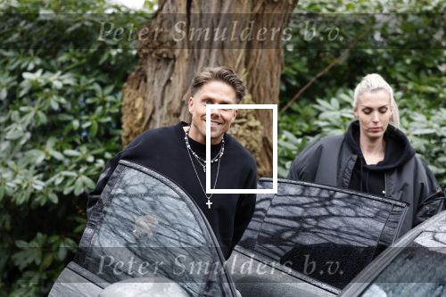 Hilversum 6 april 2023
Andre Hazes verlaat het pand van talpa/radio538 met Djarno Hofland Riccardo Klaverdijk Jaap Hilhorst en documentairemaakster Cheeru Mampaey.
Hij staat Aran Bade van RTL Boulevard te woord.