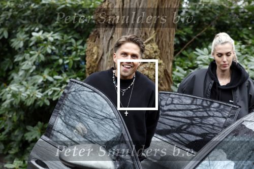 Hilversum 6 april 2023
Andre Hazes verlaat het pand van talpa/radio538 met Djarno Hofland Riccardo Klaverdijk Jaap Hilhorst en documentairemaakster Cheeru Mampaey.
Hij staat Aran Bade van RTL Boulevard te woord.